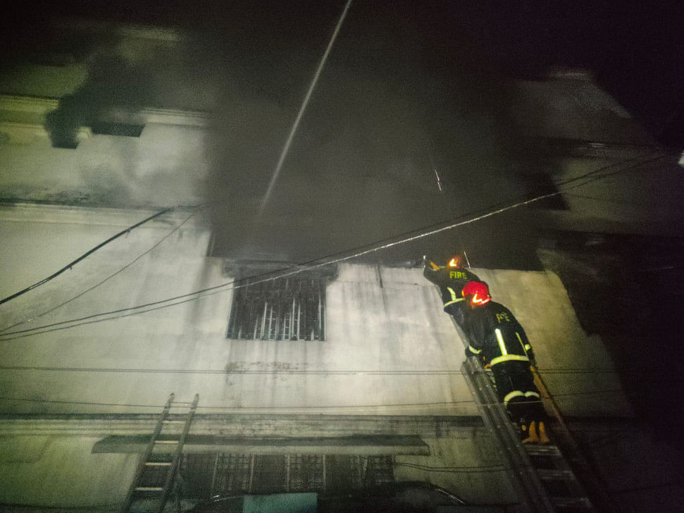 Fire Breaks out at Chemical Godown in Chawk Bazar today at 3:30 Am