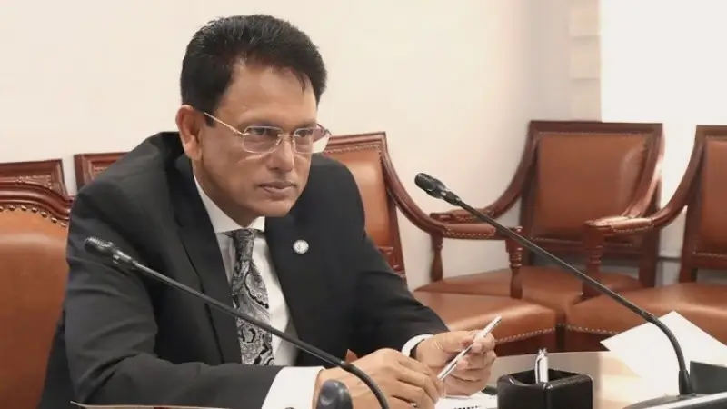 Minister consults boards